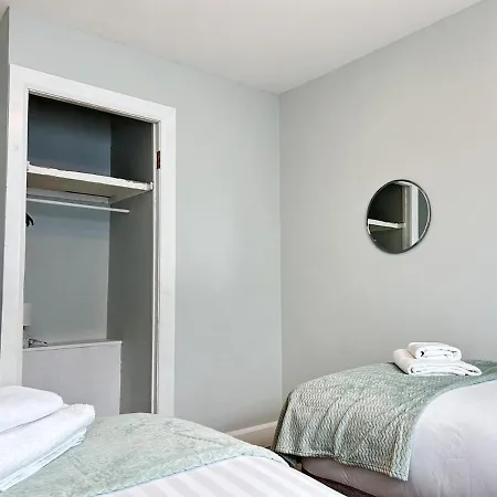 Large Townhouse At The Bridge - Town Centre Dingle