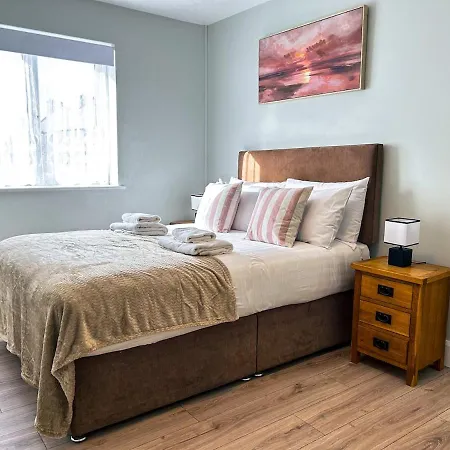 Large Townhouse At The Bridge - Town Centre *