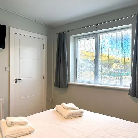 Large Townhouse At The Bridge - Town Centre