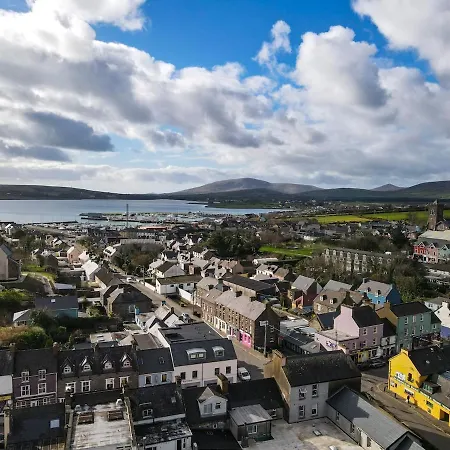 Large Townhouse At The Bridge - Town Centre *