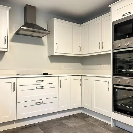 Large Townhouse At The Bridge - Town Centre