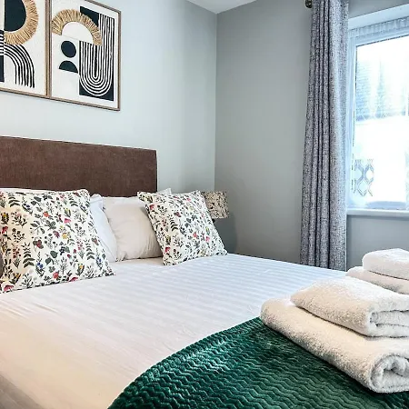 Large Townhouse At The Bridge - Town Centre *