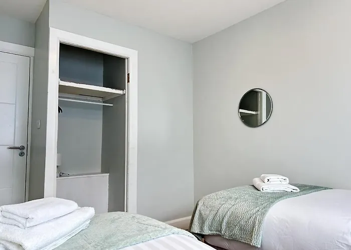 Large Townhouse At The Bridge - Town Centre Dingle