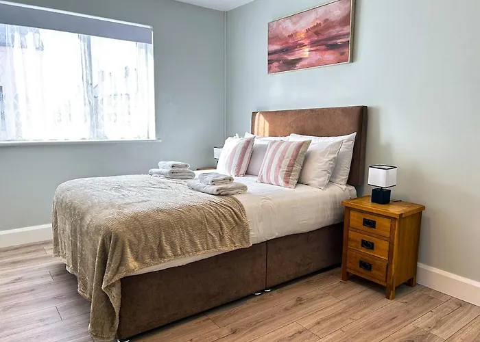 Large Townhouse At The Bridge - Town Centre *