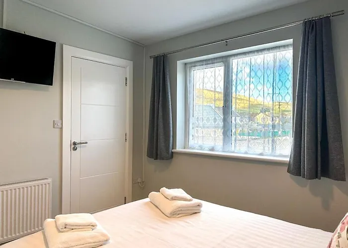 Large Townhouse At The Bridge - Town Centre