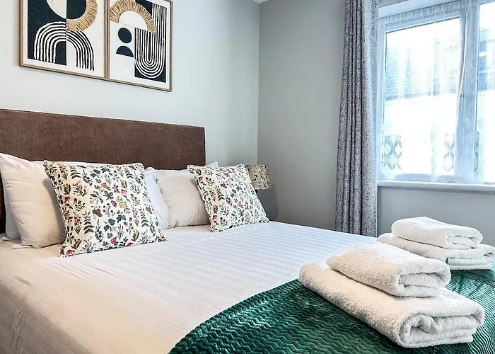 Large Townhouse At The Bridge - Town Centre *